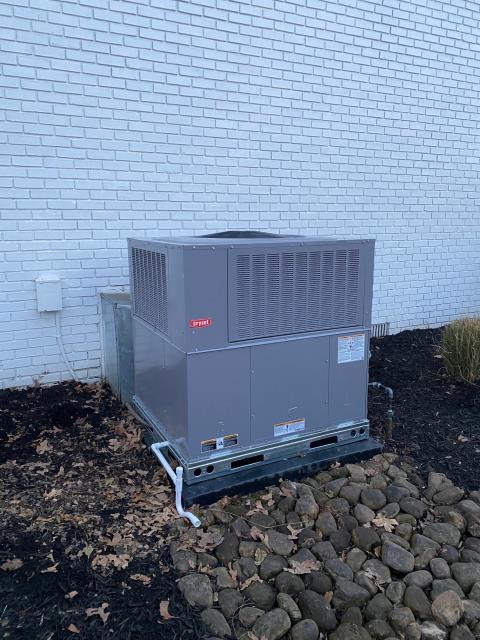 Bowling Green, KY - Bryant Preferred Gas Package Unit replacing a Nordyne Gas Package Unit. Bryant Preferred gas package units provide 15 SEER air conditioning performance, two stage cooling, two stage heating 81% AFUE, variable speed indoor blower, and this installation has an internet connected thermostat by Honeywell. Warm gas heat in the winter with nice cold air conditioning in the summer in Bowling Green, KY. Bowling Green, KY - Bryant Preferred Gas Package Unit replacing a Nordyne Gas Package Unit. Bryant Preferred gas package units provide 15 SEER air conditioning performance, two stage cooling, two stage heating 81% AFUE, variable speed indoor blower, and this installation has an internet connected thermostat by Honeywell. Warm gas heat in the winter with nice cold air conditioning in the summer in Bowling Green, KY.