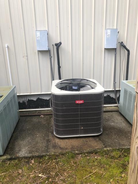 Morgantown, KY - A new Bryant Air Conditioner, replacing an old Rheem Air Conditioner. The compressor had failed in the old unit, the new unit is up and running, cooling with higher efficiency, saving money. Air Conditioning Morgantown, KY in 2021. Morgantown, KY - A new Bryant Air Conditioner, replacing an old Rheem Air Conditioner. The compressor had failed in the old unit, the new unit is up and running, cooling with higher efficiency, saving money. Air Conditioning Morgantown, KY in 2021.