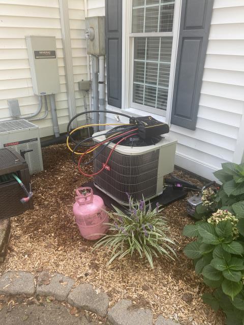 Bowling Green, KY - The old York air conditioner had a compressor failure, replaced with a new Bryant air conditioning system. Air Conditioning Bowling Green, KY in 2021. Bent Tree Neighborhood HVAC Replacement. Bowling Green, KY - The old York air conditioner had a compressor failure, replaced with a new Bryant air conditioning system. Air Conditioning Bowling Green, KY in 2021. Bent Tree Neighborhood HVAC Replacement.
