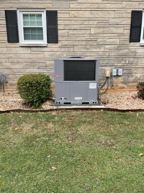 Bowling Green, KY - Bryant 577CNW Gas Package Unit is a good replacement for a 17 year old Trane WCX Heat Pump. The expected trend of Natural Gas Pricing was analyzed and weighed against a Heat Pump Replacement... in this case the warmth of Natural Gas won out #HappyAtmosCustomer ! Gra-Tac Heating and Cooling is Heating Up Bowling Green, KY in the Fall of 2021! Bowling Green, KY - Bryant 577CNW Gas Package Unit is a good replacement for a 17 year old Trane WCX Heat Pump. The expected trend of Natural Gas Pricing was analyzed and weighed against a Heat Pump Replacement... in this case the warmth of Natural Gas won out #HappyAtmosCustomer ! Gra-Tac Heating and Cooling is Heating Up Bowling Green, KY in the Fall of 2021!