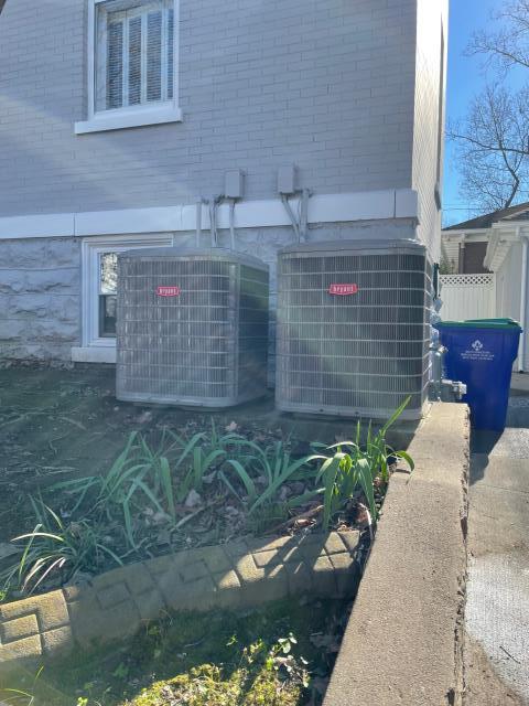 Russellville, KY - Now it is a matching pair of 189 Bryant Air Conditioners on a great old home in Russellville, KY. Keeping Russellville, KY Comfortable in 2022 and beyond.
Russellville, KY - Now it is a matching pair of 189 Bryant Air Conditioners on a great old home in Russellville, KY. Keeping Russellville, KY Comfortable in 2022 and beyond.