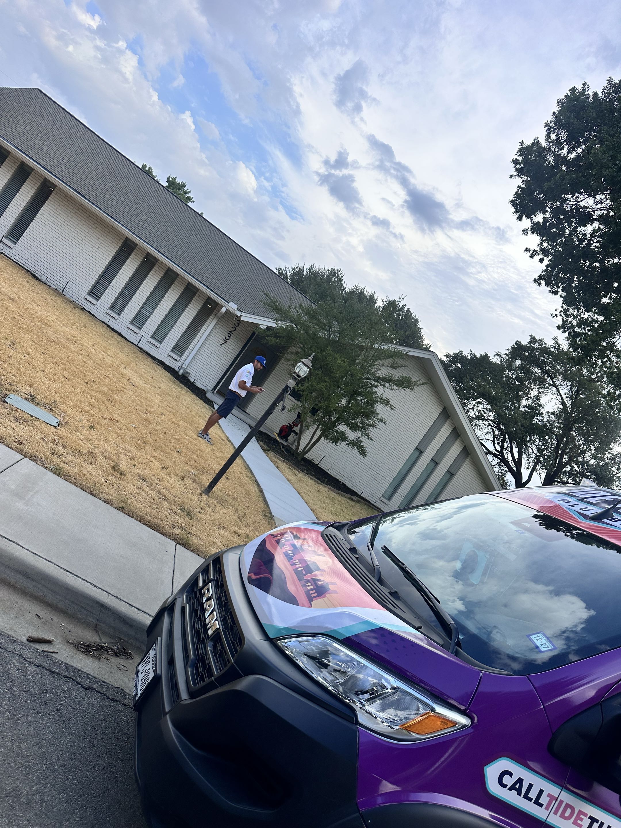 Performing a video inspection on the entire sewer system to make homeowner aware of her current issues with her drain pipes. We will give her quotes to have her own, running back in tiptop shape!  Schedule your video inspection today 💪🏽