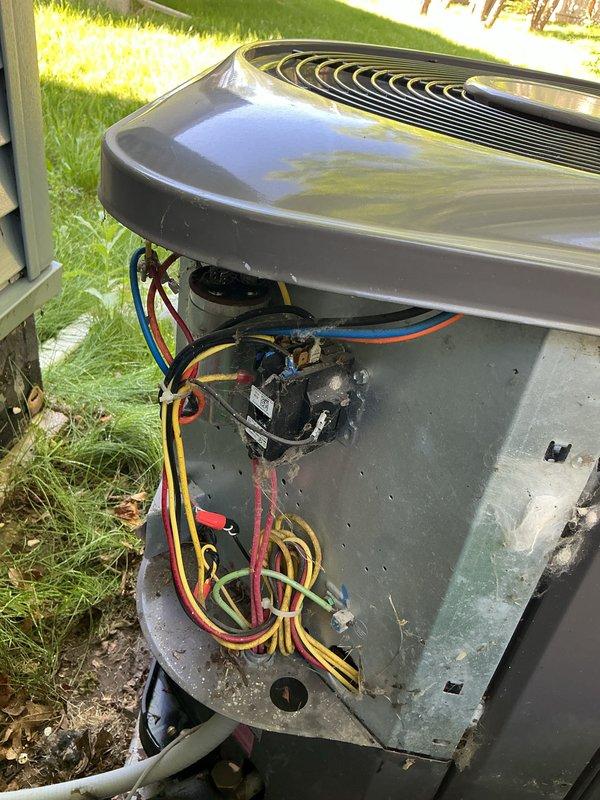 Performed routine maintenance tune-up on residential outdoor air conditioning condenser unit. Inspected electrical connections, contactor assembly, and refrigerant lines; verified fan operation and cleaned protective grille. Unit tested and operating within normal parameters upon completion.