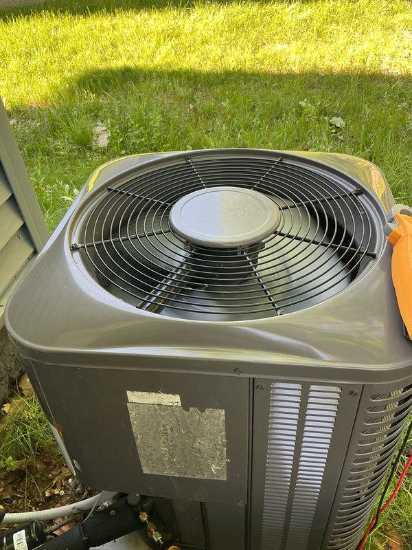 Performed routine maintenance tune-up on residential outdoor air conditioning condenser unit. Inspected electrical connections, contactor assembly, and refrigerant lines; verified fan operation and cleaned protective grille. Unit tested and operating within normal parameters upon completion.