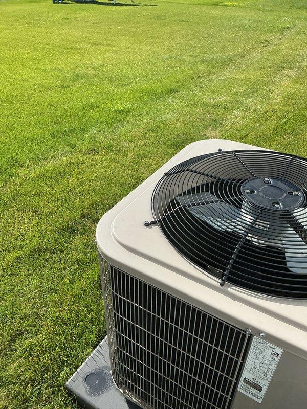 Performed comprehensive air conditioning tune-up on residential outdoor condensing unit. Completed full system inspection, verified proper operation of fan assembly and compressor, checked refrigerant levels, cleaned condenser coils, and confirmed unit specifications against manufacturer requirements. All components found to be operating within normal parameters with no issues identified.