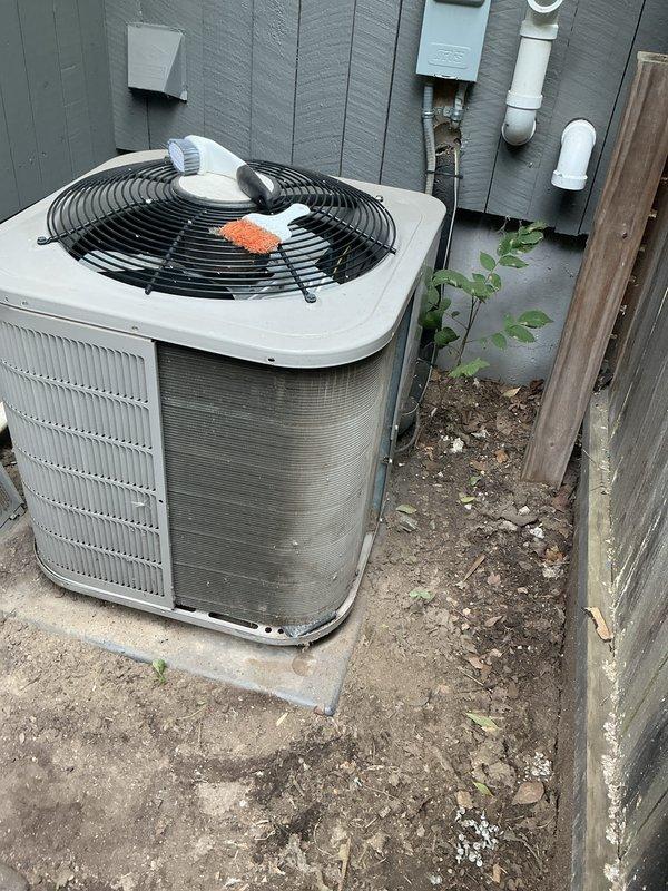 Completed scheduled HVAC maintenance on residential outdoor air conditioning unit. Performed comprehensive system inspection, verified proper operation of condenser unit and fan assembly, and processed membership renewal for continued service coverage.