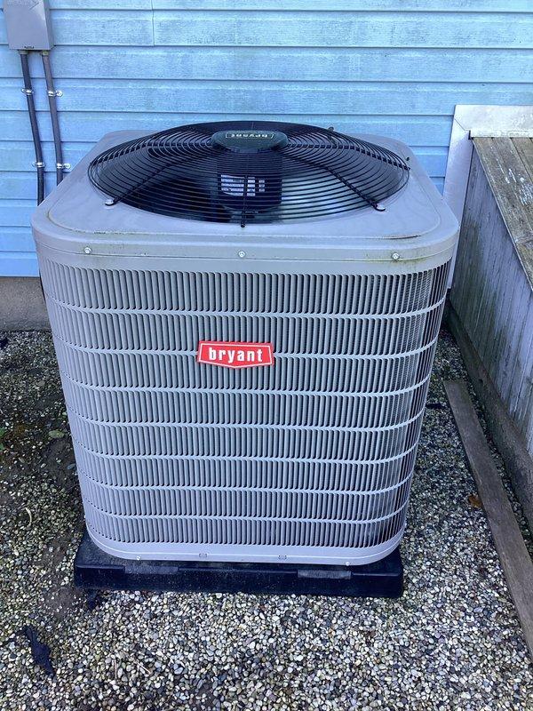 Completed scheduled air conditioning tune-up on Bryant condensing unit. Performed comprehensive preventive maintenance inspection, verified system operation, and confirmed unit is functioning properly with no issues identified. Equipment found in good condition with clean coil fins and proper installation on gravel base with adequate drainage.