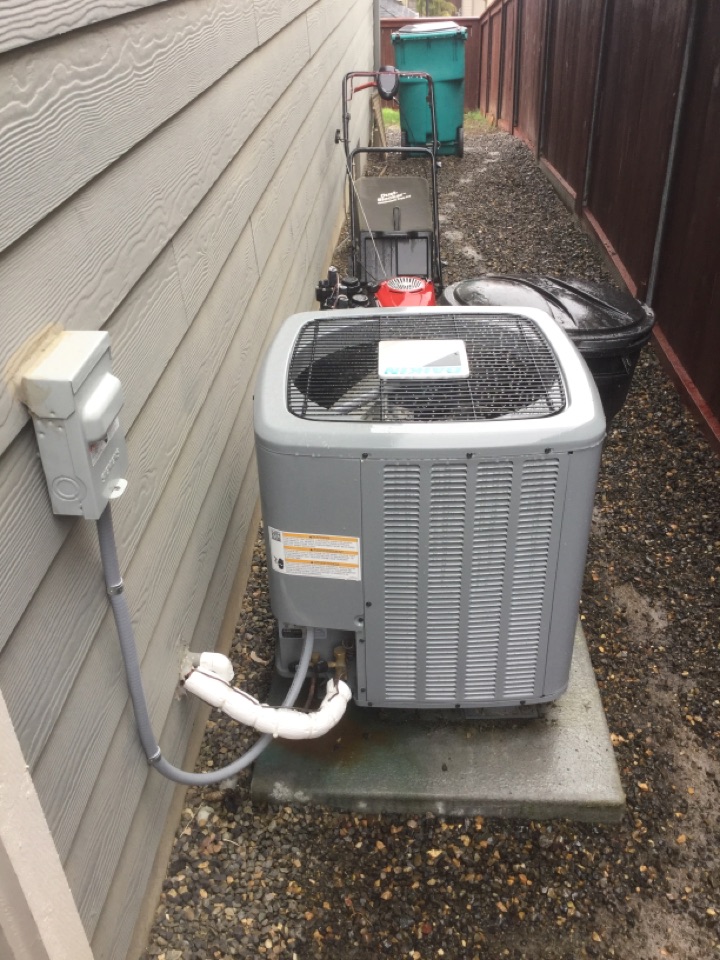 Ridgefield, WA - First free tuneup after The first year on an AC installation for a comfort club customer. Ridgefield, WA - First free tuneup after The first year on an AC installation for a comfort club customer.