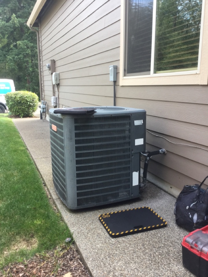 Washougal, WA - Regular preventative maintenance for a long time comfort club customer on a 2006 AC system. Washougal, WA - Regular preventative maintenance for a long time comfort club customer on a 2006 AC system.