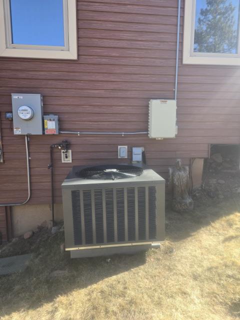 Technicians are on site today for a full HVAC unit replacement.
Technicians installed one Durastar 13 Seer Ac, Evaporator Coil and one Durnace 80% Furnace. Job complete. 