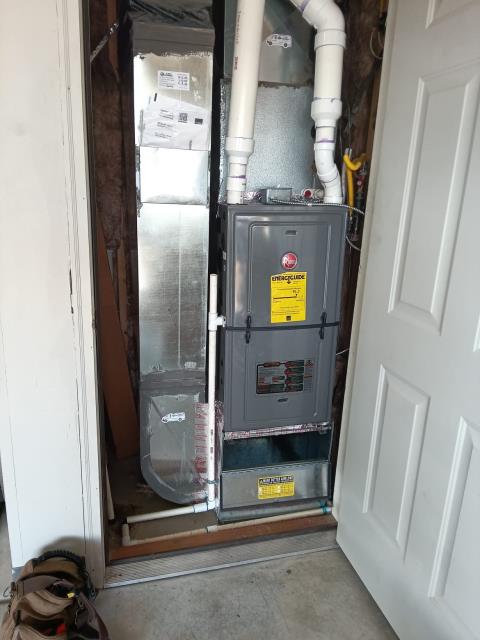 Onsite today and Performed a membership maintenance / tune up on a Rheem furnace. Completed maintenance checklist and system has a 42° temperature split in heating, system is operating efficiently and heating at this time. Job complete.