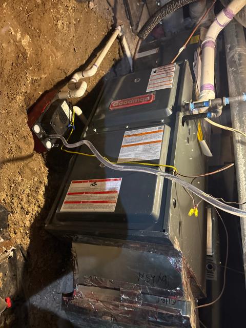 Onsite today for a furnace replacement.
Removed old furnace and reinstalled new 96% Goodman furnace located in the crawlspace. installed new thermostat and verified new furnace is heating properly. Job Complete.