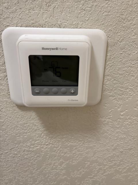 Onsite today for a furnace replacement.
Removed old furnace and reinstalled new 96% Goodman furnace located in the crawlspace. installed new thermostat and verified new furnace is heating properly. Job Complete.