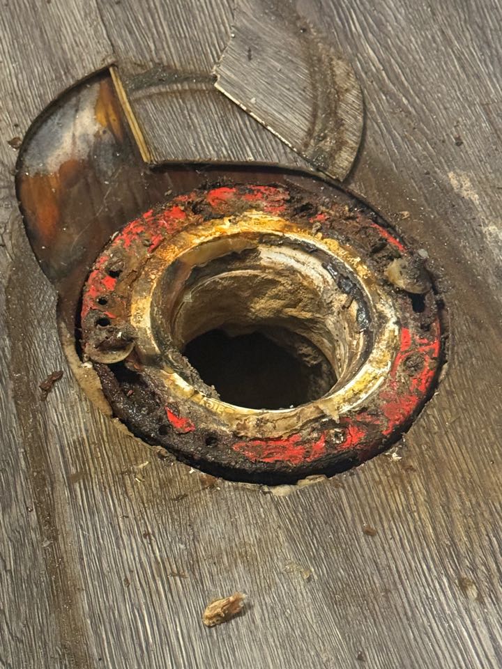 Someone siliconed a pvc flange into cast iron 