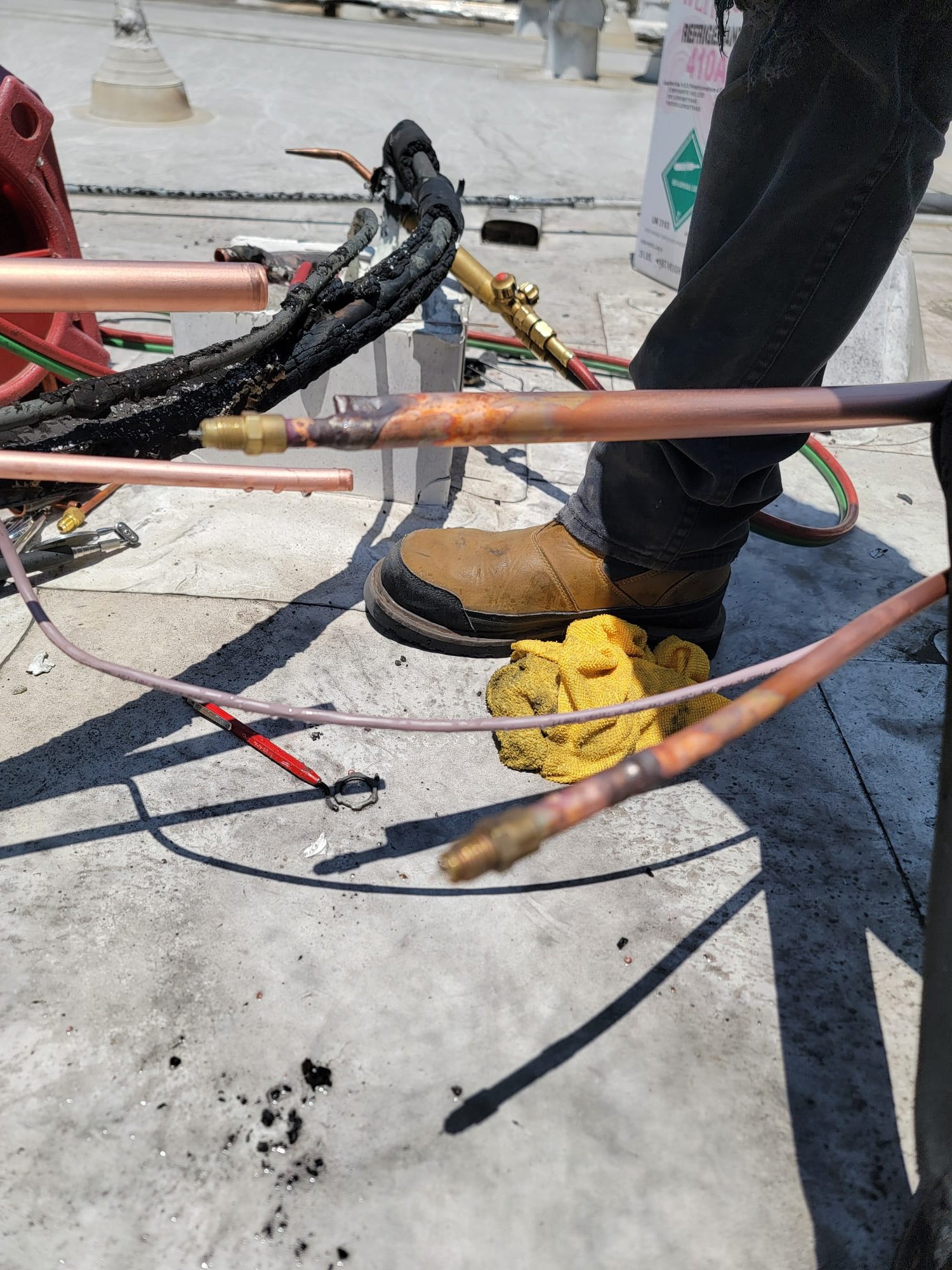 Upon inspection, I pressurised the refrigerant lines to identify the leak source. Through careful isolation and pressure testing, I discovered a kinked copper line concealed within the wall. This issue necessitates replacing the refrigerant line set for the HVAC system. Although the leak search is complimentary due to the recent equipment installation, replacing the line set is essential to restore system functionality.