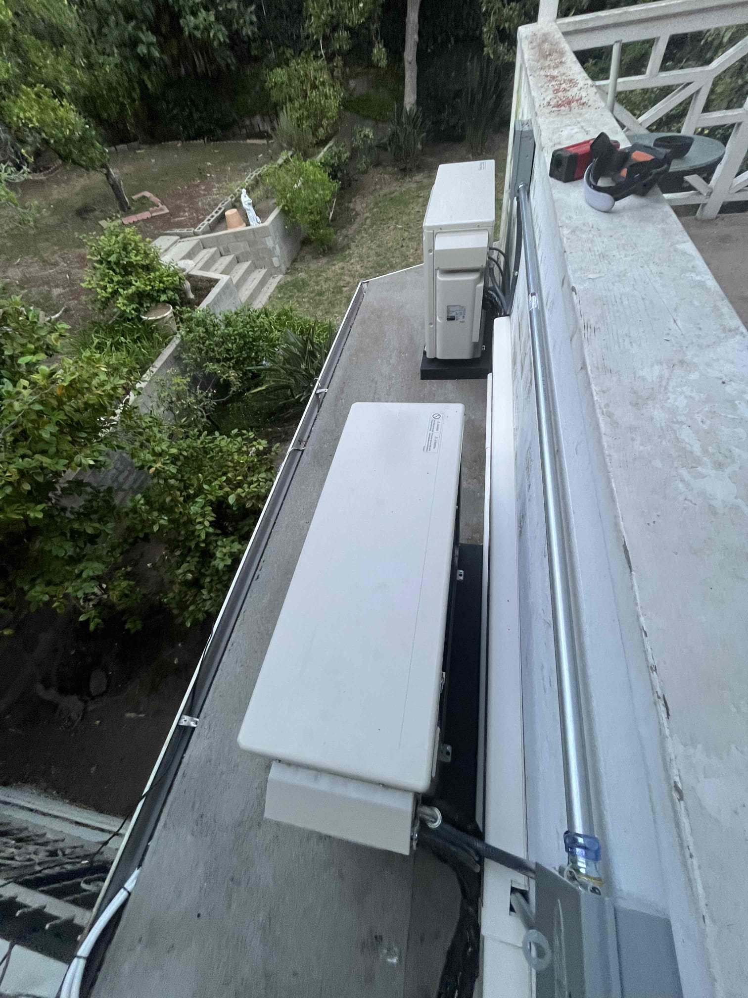 We successfully installed two 18k mini split condensers, two 12k air handlers in the downstairs room and living room, and two 9k Btu units in the office and mother's bedroom. We also installed four new line sets, a line set cover, two disconnect boxes, two power whips, two condenser bracket slopes, and two new breakers. Additionally, we completed the necessary electrical lines. The payment was structured as a 10% down payment, 70% upon arrival, and 20% upon equipment start-up, accepted in cash or check.
