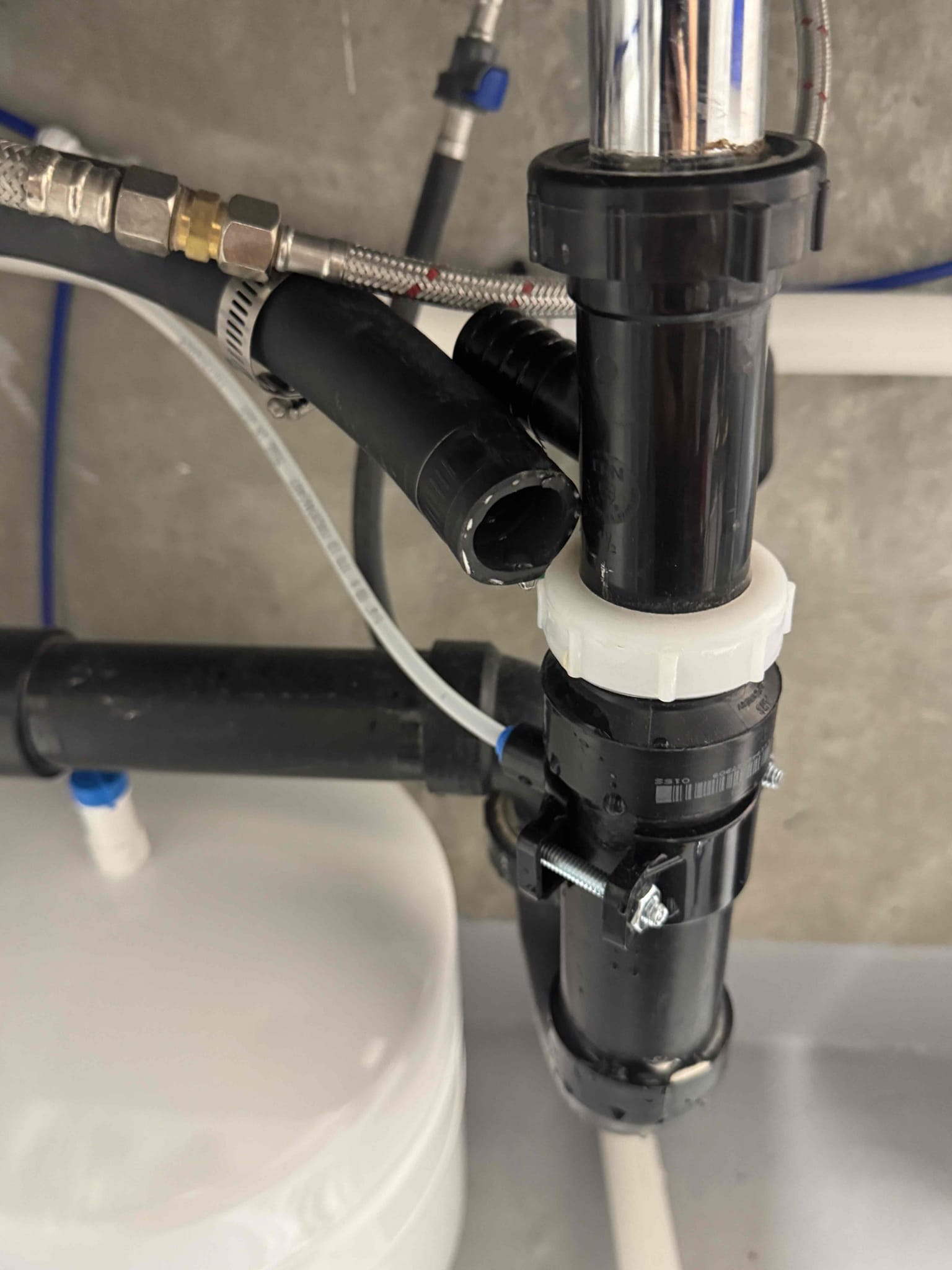 I performed a diagnostic call on a ceiling fan coil displaying an error code related to drain issues. Using nitrogen, I blew out the drains, which resulted in some water release but no visible clogs. The filters were heavily clogged, so I removed them to ensure optimal system performance. After these adjustments, the system was functioning properly. The total payment amount was $350, paid via check.