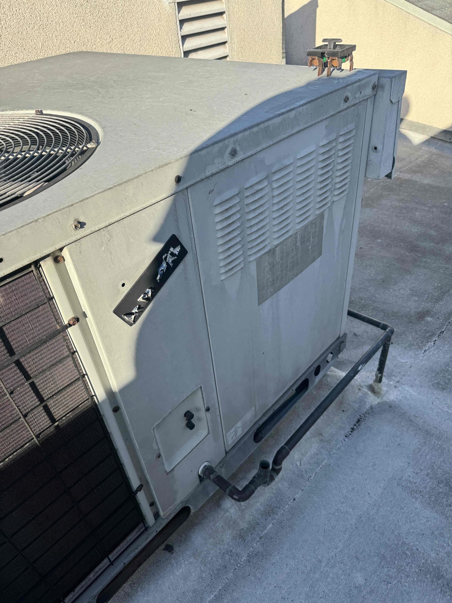 I was called for a service on a 2.5 TON package unit where the air wasn’t blowing into the house despite the cooling being activated. Upon arrival, I conducted a thorough inspection and identified that the blower motor was the root cause of the issue. The blower motor was found to be malfunctioning, preventing the unit from circulating air properly. After confirming the diagnosis, I replaced the faulty blower motor with a new one. Post-replacement, I tested the unit to ensure it was functioning correctly and that air was now being circulated efficiently. The job was completed successfully, and the system is now operating as intended.