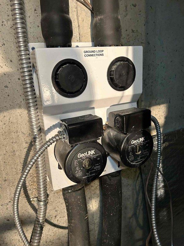 Replaced faulty blower motor on FC2-GL geothermal system (Model #FC2-GL, Serial #FC2-4722) as warranty had expired. Verified proper operation of ground loop connections and confirmed GeoLINK circulation pumps were functioning correctly after motor replacement.