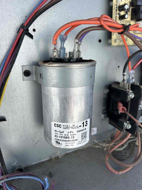 Performed scheduled maintenance on dual-system HVAC setup (heat pump and GF/AC) as part of regular care plan service. Inspected electrical components including capacitor (CSC 45+5μF 440VAC) and conducted amperage testing with Fluke 376 FC meter, which showed normal readings (0.5). Replaced two air filters (20x25x1 and 16x25x1) as per maintenance agreement.