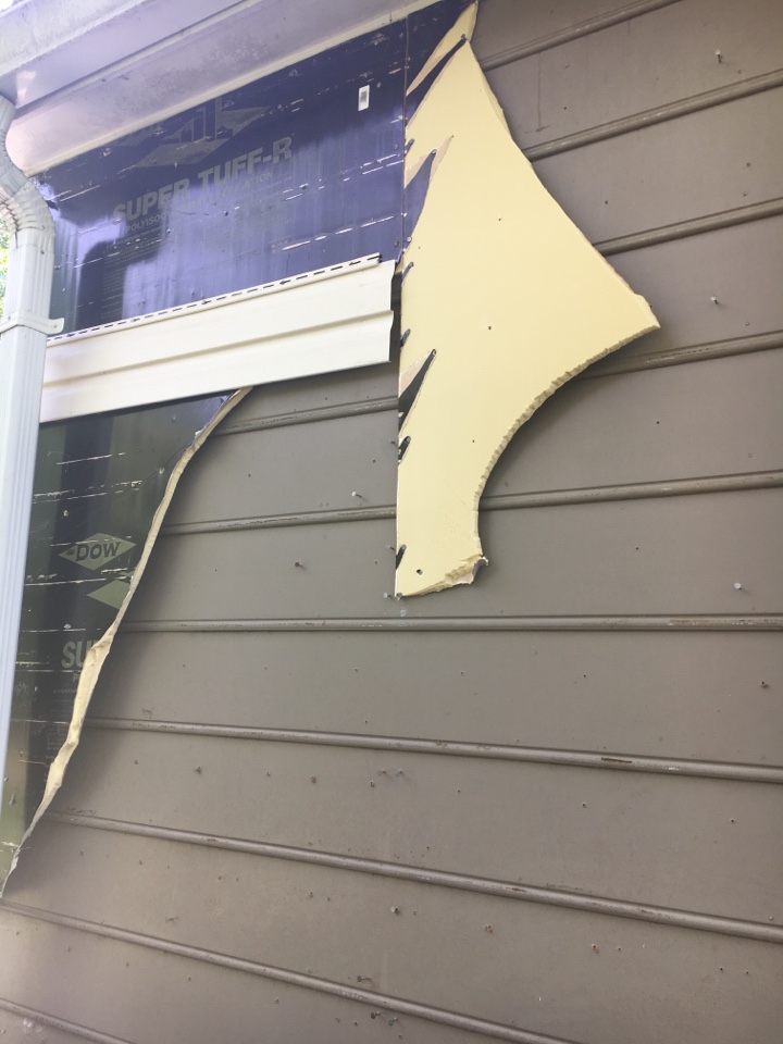 Someone put vinyl siding over perfectly good hardboard siding. Probably devalued this house by $10K? 