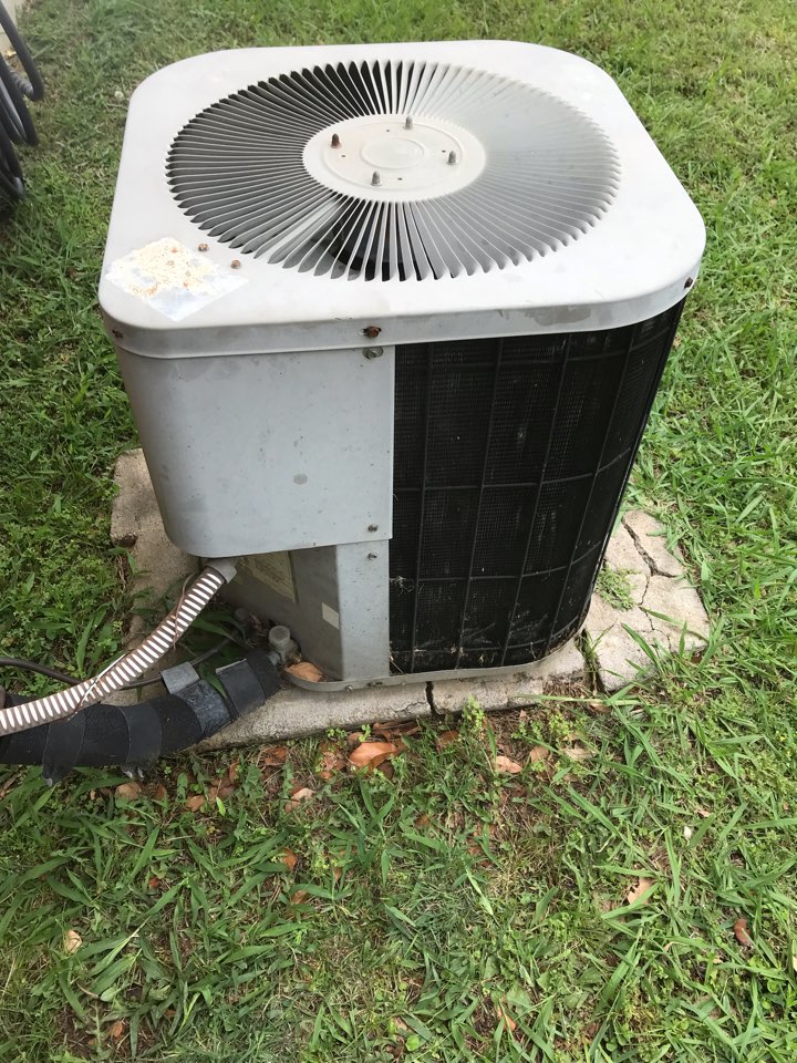 Servicing an a/c system for a family in Ft. Worth Tx 76148