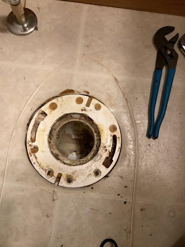Successfully completed toilet replacement service, including installation of a new white porcelain toilet and replacement of the existing shut-off valve. Properly mounted the new toilet to the floor flange and verified proper operation after installation.