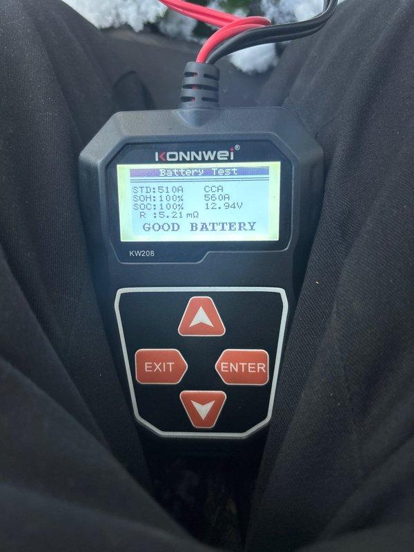 Performed scheduled maintenance on 14kW generator (3 years old). Conducted comprehensive battery diagnostics with KW208 tester confirming optimal condition (100% SOH/STH, 12.94V, 560A CCA). Inspected and documented condition of air filtration system with pleated filter elements in good working order.