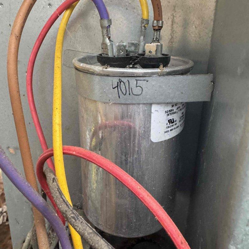 Performed comprehensive furnace and AC tune-up service. Inspected electrical components including Siemens control board and capacitor (#4015), noting proper wire connections with some minor terminal corrosion. All systems functioning within normal parameters after service.