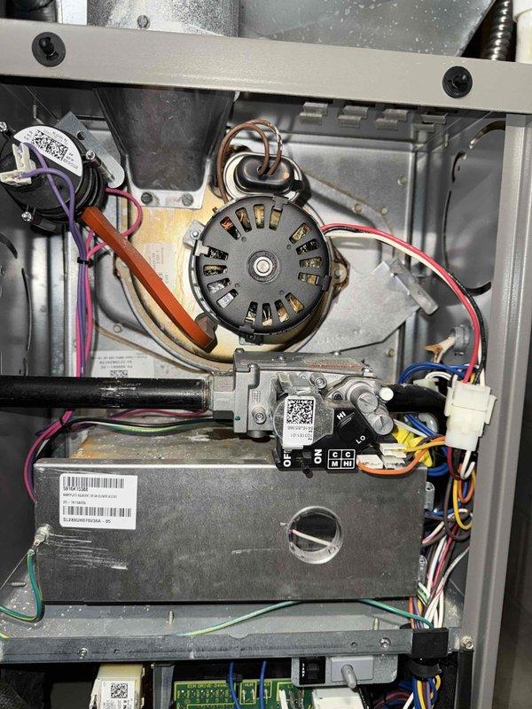 Performed routine gas furnace maintenance including inspection of heat exchanger, blower motor assembly, and control board functionality. Examined copper tubing connections and verified proper wiring configuration of the blower motor. All components found to be in normal operational condition with no issues detected.