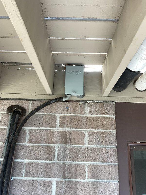 Replaced faulty fuse holder inside outdoor AC disconnect switch. New fuse block installed with proper fuses to restore safe electrical operation to the condensing unit.