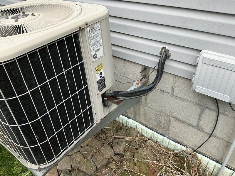 Conducted on-site evaluation of 24-year-old residential air conditioning system for replacement estimate. Assessed existing outdoor condenser unit, refrigerant line set configuration, electrical disconnect, and installation conditions. Documented equipment specifications, mounting pad condition, and clearance requirements for proposed replacement system.