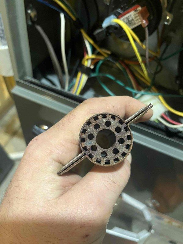 Performed heating maintenance on DZ unit. Inspected electrical components and identified a defective part with irregular pin configuration. Used Fieldpiece SC440 multimeter to test electrical current, measuring -28 μA DC, confirming system diagnosis before component replacement.