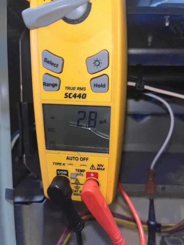 Performed heating maintenance on DZ unit. Inspected electrical components and identified a defective part with irregular pin configuration. Used Fieldpiece SC440 multimeter to test electrical current, measuring -28 μA DC, confirming system diagnosis before component replacement.