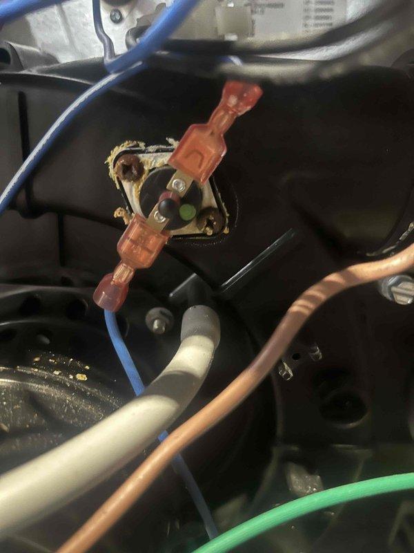 Performed diagnostic on system that was not activating despite temperature differential. Identified faulty pressure switch as the source of the issue. Replaced electrical connection at pressure switch and inspected wiring harness. System now functioning properly with normal operation restored.