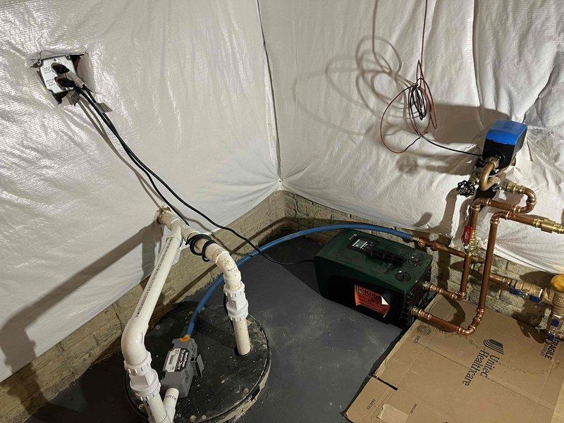 Inspected DAB sump pump system in basement showing 2.3 m³/h flow rate and 0.47 kW power consumption. Determined electrical outlet installation is required before proper diagnostics can be performed. Will return after electrician completes outlet installation to conduct manufacturer-assisted troubleshooting via phone.