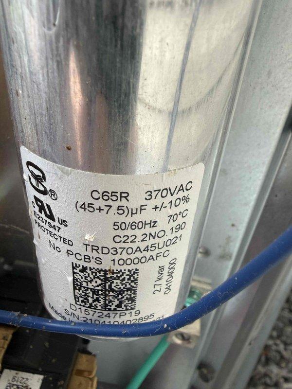Completed cooling maintenance club visit and inspected outdoor unit slope as requested. Documented dual-run capacitor (370VAC, 45+7.5µF) and internal HVAC components with photos showing proper labeling and wire connections in good condition.