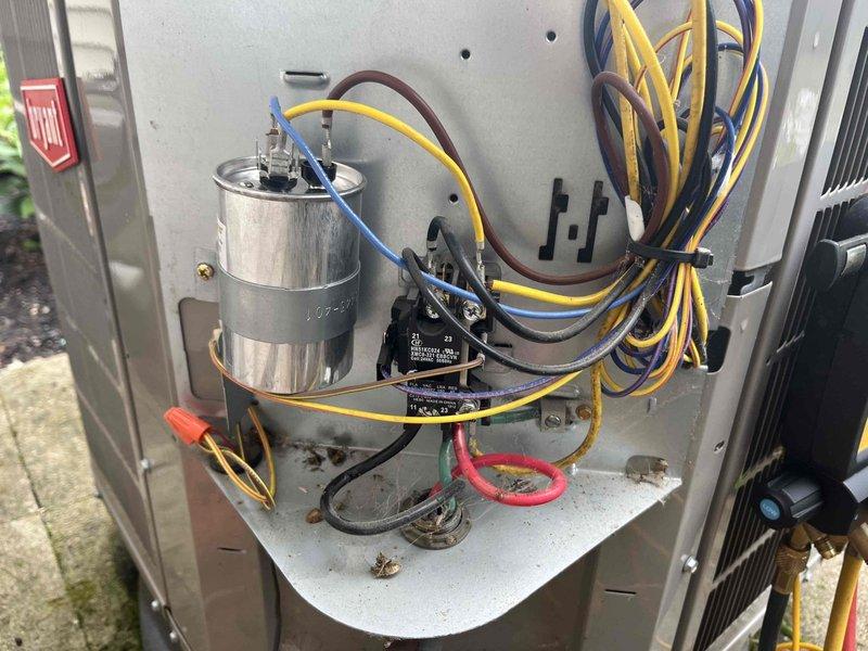 Performed routine cooling maintenance inspection on residential air conditioning system. Upon arrival, accessed and inspected condenser unit electrical components including capacitor, contactor, and associated wiring connections. All components found in proper working condition with no deficiencies noted. Visit completed as part of preventative maintenance club membership coverage.