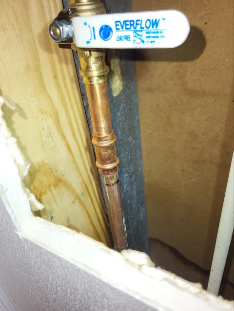 We responded to our customer in Johns Creek, GA to address a leaking hose bibb and failing shutoff valve. We replaced the ¾ inch brass emergency shutoff ball valve to restore proper water control. We also cut out the leaking section at the outside hose bibb and replaced it with new copper piping for a durable repair. Once the repairs were completed, we tested the system for proper, leak free operation. All repairs were successful and the plumbing is now functioning correctly. 