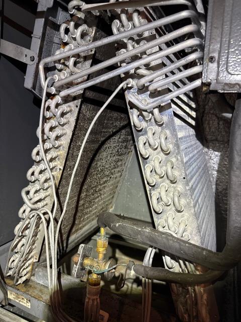 Completed AC repair in Philadelphia, PA 19147 on a Goodman system installed 8 years ago. The home wasn’t cooling properly, so we installed a compressor saver/start assist, performed a dual secondary voltage control service, and cleaned the evaporator coil. The system is back to efficient cooling, and the customer joined our Comfort Club for ongoing maintenance and peace of mind.