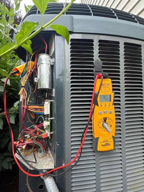 Completed a spring AC tune-up in Ivyland, PA 18974. The customer reported the thermostat wasn’t working when first turning on the system this season. Performed full maintenance and recharged with R-410A freon to restore cooling performance. The Trane system is now running efficiently and ready for the summer heat.