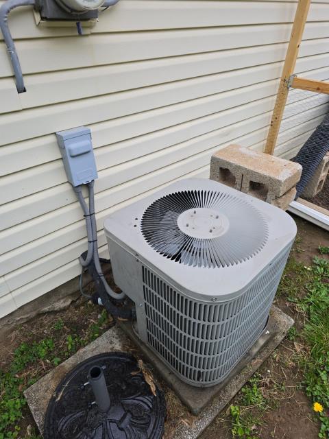 Completed a new HVAC installation in Warminster, PA 18974. Installed a Lennox Silver comfort system featuring an 80% two-stage furnace paired with a two-stage, 16 SEER2 air conditioner. This setup includes a smart Ecobee WiFi thermostat, MERV 11 filter rack, and a full 10-year parts warranty with 5-year labor coverage. Another home ready for year-round comfort with energy-efficient heating and cooling.