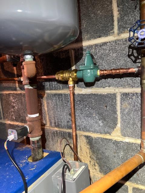 Just wrapped up a boiler service in Hatboro, PA 19040, which included replacing the auto feeder with a proper backflow assembly and installing a fresh low-water cut-off. Verified the boiler’s performance after the work. The heating system is ready for reliable use.