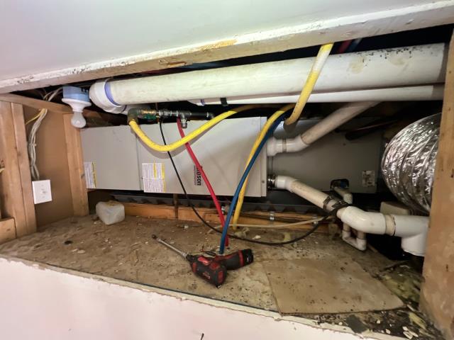 Just wrapped up a diagnostic visit in philadelphia, pa 19143, after the tenant reported the ac ran all day without cooling and the indoor temperature kept rising. Inspected the rooftop system and identified voltage control issues affecting system performance. Recommended electrical service to restore proper cooling operation.