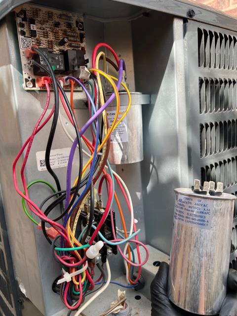 Responded to a service call at a rental property in philadelphia, pa 19121, where the carrier hvac system wasn’t working properly. Inspected the system and provided a proposal before proceeding with repairs. Performed a dual secondary voltage control service—system now operating reliably and delivering consistent cooling.
