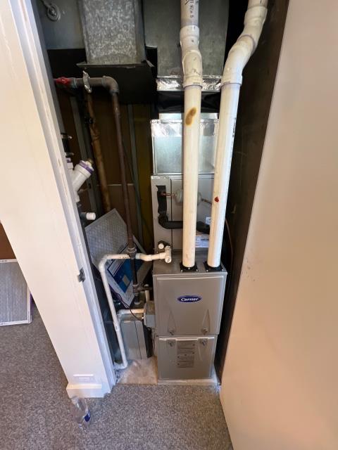 Wrapped up a carrier ac tune-up at a condo in philadelphia, pa 19107. Inspected refrigerant levels, thermostat, wiring, condenser, evaporator coil, and all major components to ensure peak cooling performance. System is now running efficiently and ready to keep the home comfortable during the summer heat.