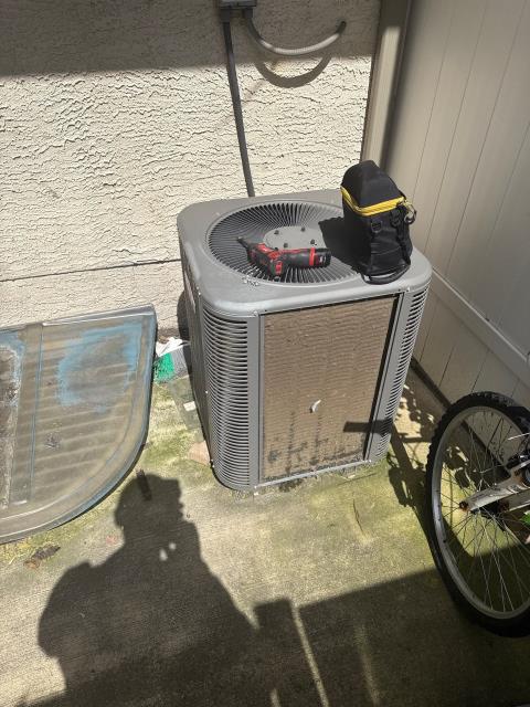 Responded to a no-cooling call for a homeowner in Philadelphia, PA 19146. The air conditioning system wasn’t producing airflow, and we found ice forming on one of the refrigerant lines with water dripping from the unit in the closet. The system has been secured and scheduled for full repair to restore proper cooling throughout the home.