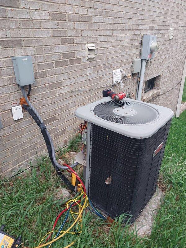 Completed scheduled cooling maintenance on residential air conditioning system. Connected refrigerant manifold gauges to measure system pressures, superheat, and subcooling values to verify proper refrigerant charge and system performance. All readings were within manufacturer specifications, and unit is operating efficiently for the cooling season.