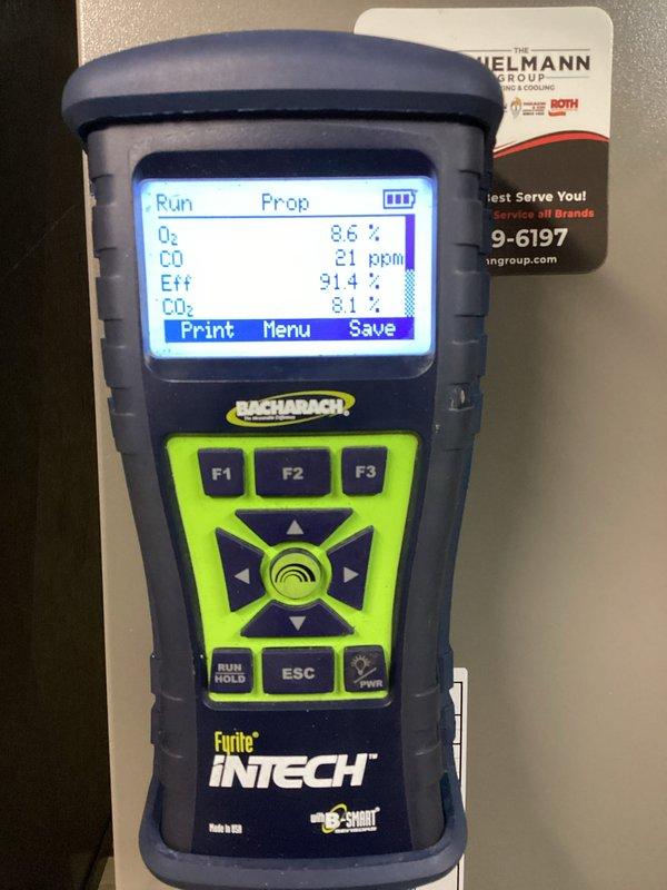 Performed combustion analysis on the heating system using Fyrite INTECH analyzer, confirming optimal operation with readings of O₂ 8.6%, CO 21ppm, efficiency 91.4%, and CO₂ 8.1%. Inspected blower assembly for cleanliness and proper operation; all components found in good working condition with no issues detected.