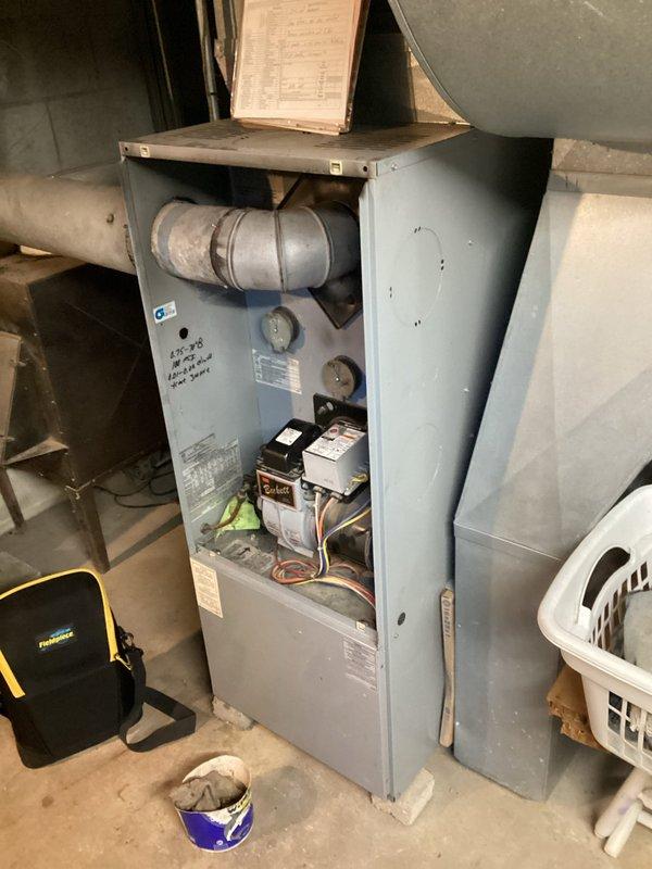 Inspected the oil-fired furnace equipped with a Beckett burner assembly to verify the completeness of the prior seasonal tune-up and confirm safe operation. Visually evaluated the burner, control wiring, flue connection, and cabinet interior, finding no signs of frost, ice, or significant rust. The unit was found in serviceable condition and ready for heating use.